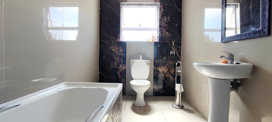 5 Bedroom Property for Sale in Franskraal Western Cape